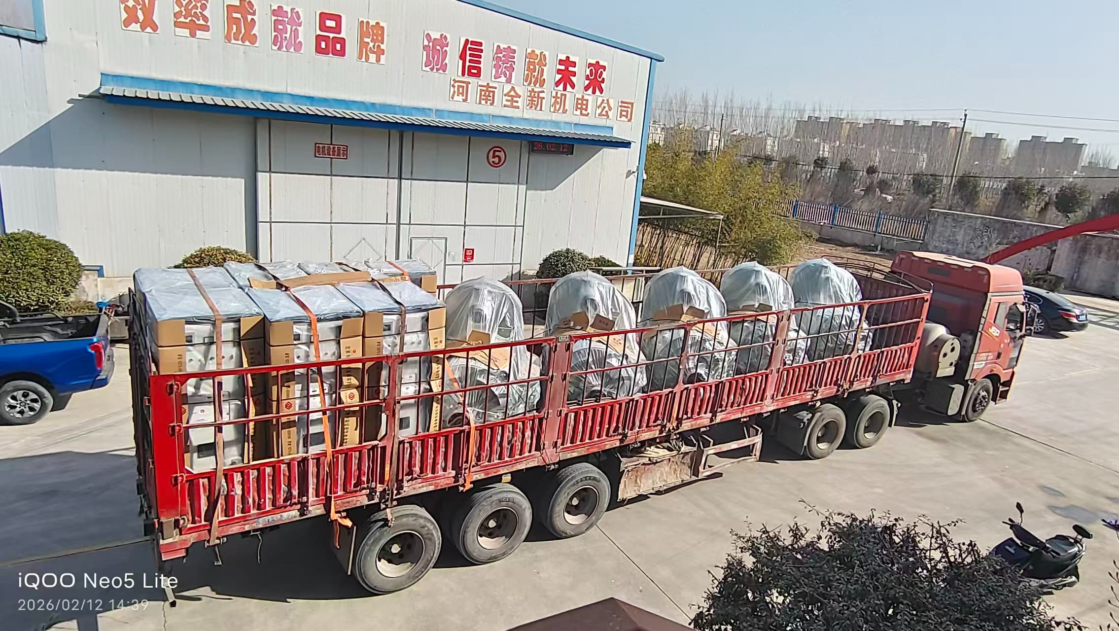 一批YQX1250-6/1250KW/600V正（zhèng）壓防爆變頻調速電（diàn）機和配電櫃發貨慶陽