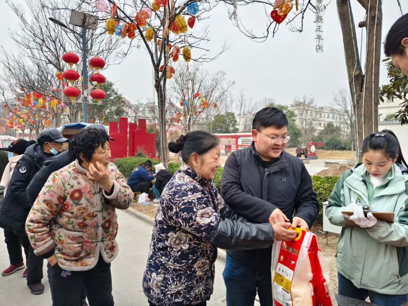 愛無（wú）大小（xiǎo），盡力就好，這個世界的美好（hǎo），莫過於愛心的（de）循環，善心的傳遞，春節將至，河南全新機電公司給西北流村和亮馬台村裏（lǐ）的老人送去溫暖（nuǎn）和關懷。